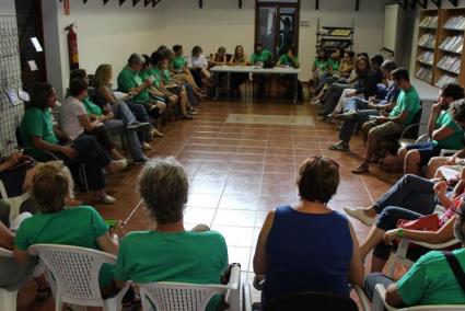 Desenes de persones van assistir a l'assemblea realitzada a Porreres.