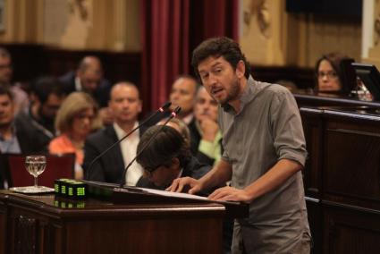 Alberto Jarabo durant la seva intervenció al Parlament.