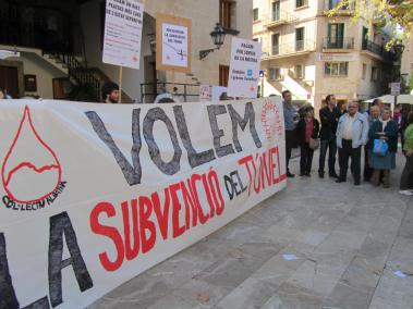 Pancartes i cartells reclamant el dret a entrar i sortir gratis del poble.