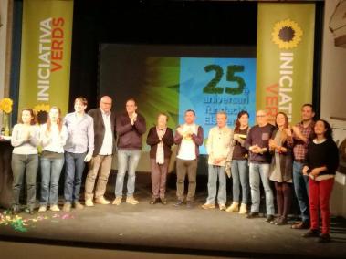 Imatge de família de l'acte del 25è aniversari d'Iniciativa Verds celebrat dissabte al Teatre Mar i Terra.