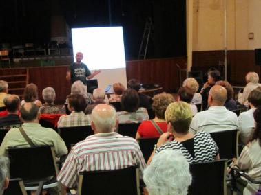 Un moment de l'assemblea informativa que va tenir lloc ahir al teatre Victòria.
