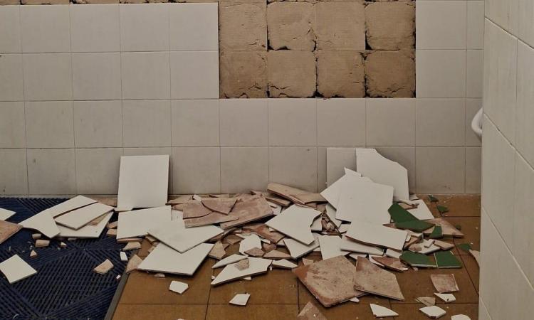 Queixes pel mal estat i manca de manteniment de vestidors i serveis de Can Maiol