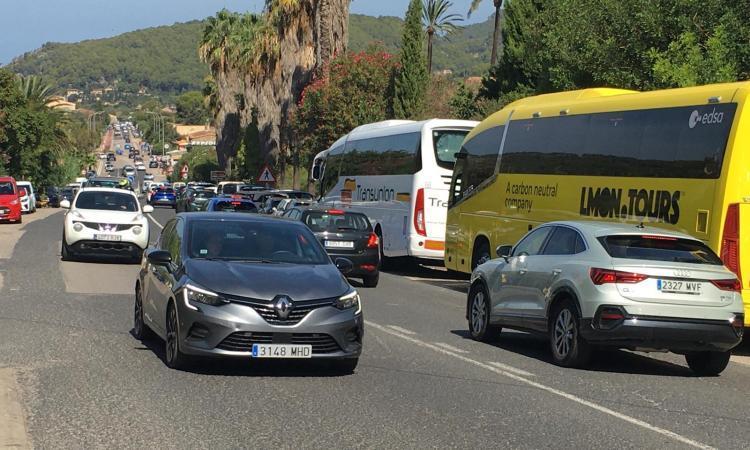 SOLLER - CIRCULACION - Continua el caos a la carretera de Desviament a lâespera de la reforma.
El Consell afirma que tendrÃ e