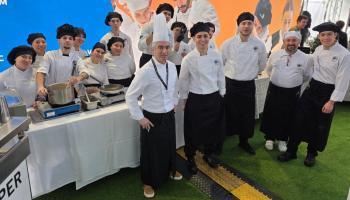 Els alumnes de l’Institut ofereixen degustacions de fava parada a Horeca