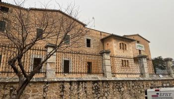 Les Escolàpies prenen forma renovant aquests dies els seus grans finestrals