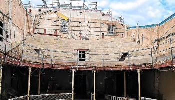 SOLLER - La faâÃana del Defensora queda sostinguda per set columnes interiors.
LâÃÃ´Ajuntament confia tenir lâÃÃ´esque