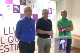 Els dirigents del Pi Josep Melià, Jaume Font i Antoni Pastor durant la compareixença d'aquest dijous.