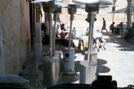 Alternativa denuncia que la font de la Plaça Major està tapada per un munt d’estufes d’un restaurant.