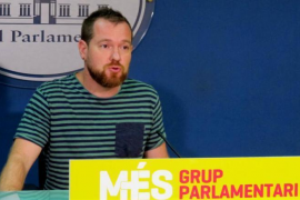 David Abril durant una roda de premsa.