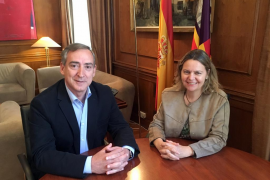El nou cap de Costes amb la Delegada del Govern, Maria Salom.