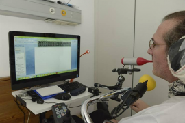 El sistema que empra en Rafel Jaume per a escriure amb l'ordinador consisteix en un dispositiu assenyalador amb les mateixes funcions que un ratolí convencional, però que permet controlar el punter simplement amb la boca o els llavis, sense necessitat d'utilitzar les mans.