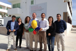 El vicepresident del Govern i conseller de Turisme, Biel Barceló, al costat de la consellera de Presidència, Pilar Costa.