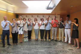 Els responsables del Consell i de l'empresa que fa difusió de la campanya durant la reunió.