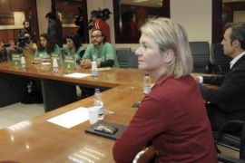 La Consellera d'Educació del Govern Bauzá reunida amb representants del sector educatiu.