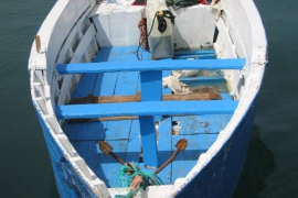 Arriba una barca amb 11 persones a la zona de les Covetes