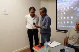 Miquel Gual, president de la Cooperativa li lliurà la distinció en el transcurs de l'Assemblea General.