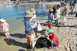 Els nins ajuden a mantenir net el litoral solleric