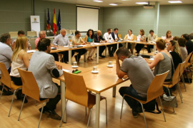 Govern i patronals es reuneixen per tractar la «problemàtica» de la venda ambulant il·legal.