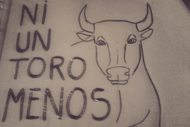 Una de les pancartes que han preparat les persones que aniran a la concentració.