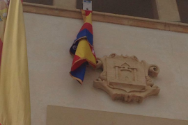 Pengen una bandera del Reial Madrid a la façana de l'Ajuntament de Vilafranca