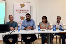 Més de 70 persones assistiren a la taula rodona organitzada per les fundacions Emili Darder i Ateneu Pere Mascaró.