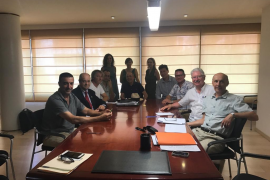 Compradors, venedors, intermediaris i Ajuntament durant la firma de l'escriptura a una notaria de Palma.