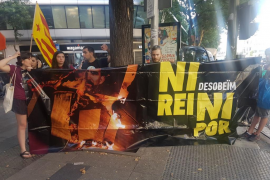 Desenes de persones es desplacen a l'Audiència Nacional espanyola per donar suport als joves d'Arran