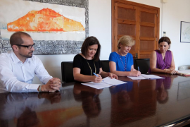 Moment de la signatura amb l’Ajuntament de Llubí.