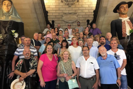 Aguiló amb militants de Palma a les escales de Cort.