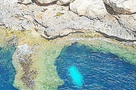 Imatge de la barca enfonsada després d’arribar a terra a Ses Salines.