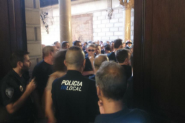 Protesta de la Policia Local en el darrer ple de José Hila com a batle