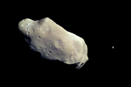 Imatge presa per la nau Galileu el 28 d'agost de 1993, on es veu l'asteroide (243) Ida i el seu satèl·lit Dactyl