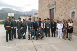 Membres del cos i altres convidats, en la foto de família després de la celebració al Convent.