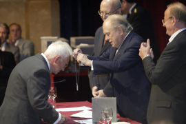 Climent Garau en el moment de rebre la Creu de Sant Jordi l'any 2003