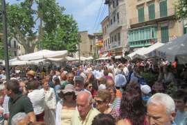 Una gentada a plaça el migdia del dia de Sa Fira.
