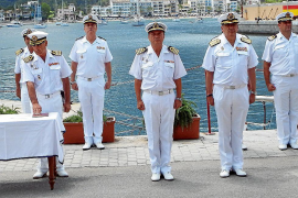 El nou comandant (esquerra) en el moment de jurar el seu càrrec.