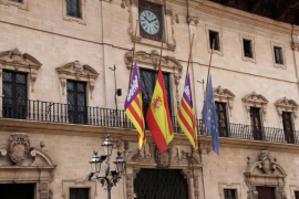 El Govern espanyol, molest per la «bandera nacional» a mig pal a Cort i al Consell