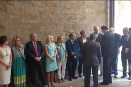 [VÍDEO] Un senador d'ERC regala una còpia de 'Las cloacas de Interior' a Rajoy