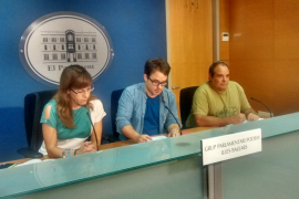 La portaveu de Podem Laura Camargo, acompanyada dels diputats Carlos Saura i Aitor Morrás.