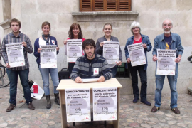 Membres del col·lectiu durant la roda de premsa que oferiren divendres.