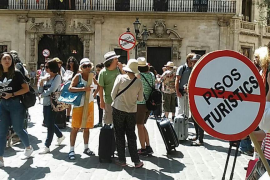 'Ciutat per a qui l'habita' lamenta la «falta de coratge» del Govern per prohibir el lloguer turístic 