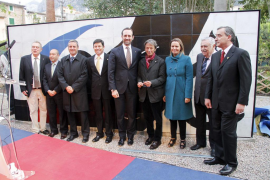 Autoritats i representants del Tren i del Tren de l'Art, davant el mural inaugurat amb motiu de l'aniversari.