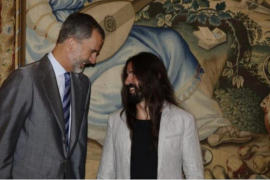 Picornell regala el llibre d'Aurora Picornell al rei