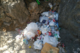 Les escombreries s'acumulen al Torrent de Pareis.