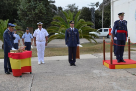 El nou cap (esquerra) en el moment de jurar el seu càrrec.