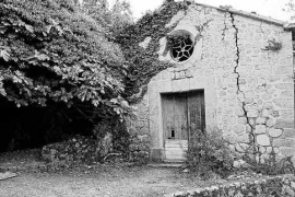 És de propietat privada però es troba a la ruta de pedra en sec.