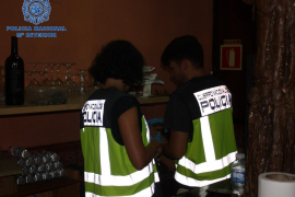 Agents de la Policia durant l'escorcoll del bar.