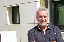 Antoni Bauzá davant les instal·lacions d'IB3.