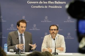  El portaveu del Govern i conseller de Presidència, Marc Pons i el Vicepresident del Govern i Conseller de Turisme, Biel Barceló en una imatge d'arxiu.