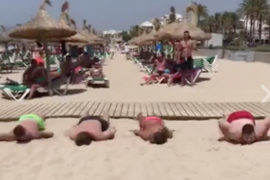[VÍDEO] Així s’entretenen alguns turistes a la platja de s’Arenal